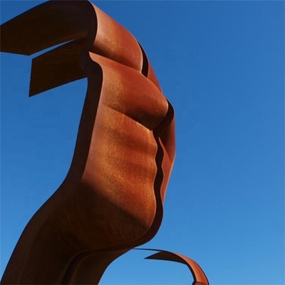 Linha fita de Heek das caras da escultura dois do aço de Corten imaginária