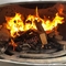 Madeira suspensa no teto de aço laminada da chaminé que queima-se com chama real
