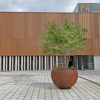 As esferas geométricas resistiram ao globo de aço dos plantadores da árvore de Corten para o Streetscape