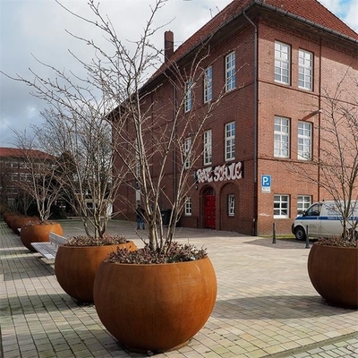 As esferas geométricas resistiram ao globo de aço dos plantadores da árvore de Corten para o Streetscape
