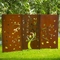 A imagem da árvore que resiste à tela de aço do jardim almofada para a decoração da casa