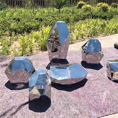 O espelho de aço inoxidável abstrato geométrico da escultura dos quadrados dos jardins lustrou