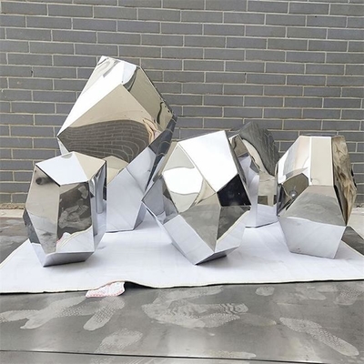 O espelho de aço inoxidável abstrato geométrico da escultura dos quadrados dos jardins lustrou