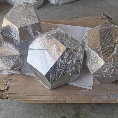 O espelho de aço inoxidável abstrato geométrico da escultura dos quadrados dos jardins lustrou