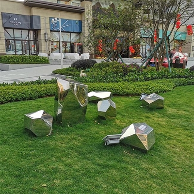 O espelho de aço inoxidável abstrato geométrico da escultura dos quadrados dos jardins lustrou